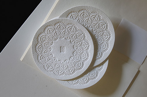 Sous-verres personnalisés pour un mariage réalisés avec le papier Conqueror Connoisseur Rag