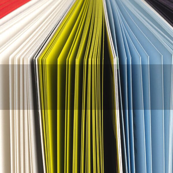 Print homepage opengeslagen boek met gekleurd papier