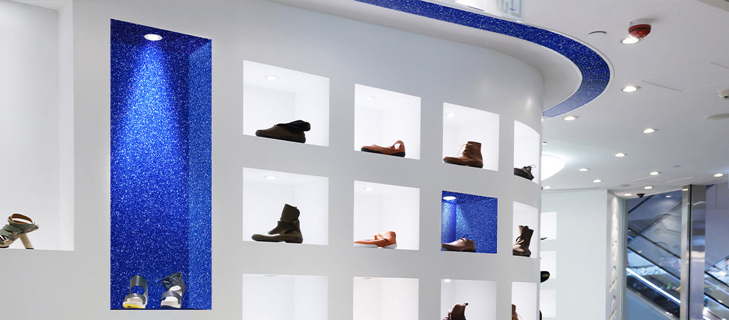 Magasin de chaussures aménagé avec film décoratif Coala Interior Film Pailleté