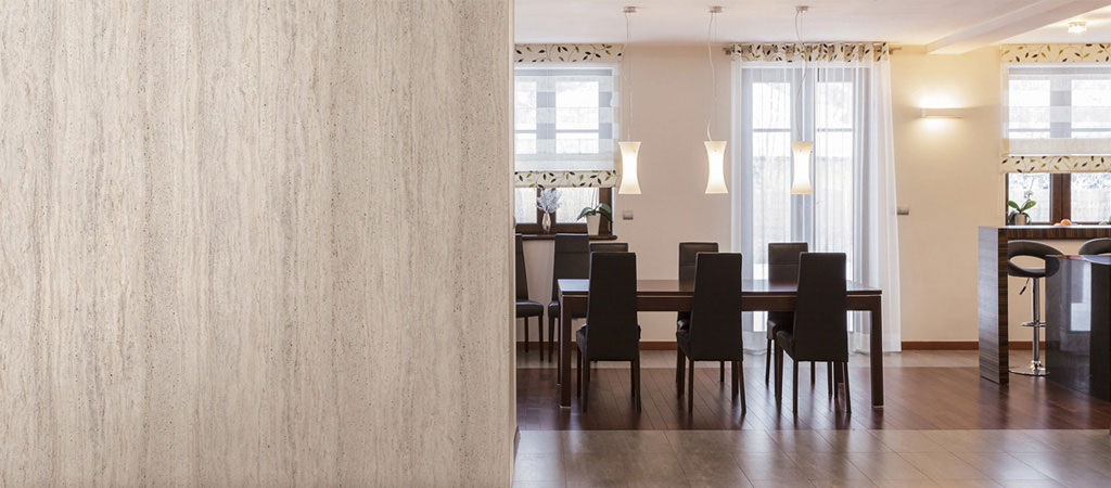 Salle à manger avec mur habillé d'un film décoratif Coala Interior Film Stone