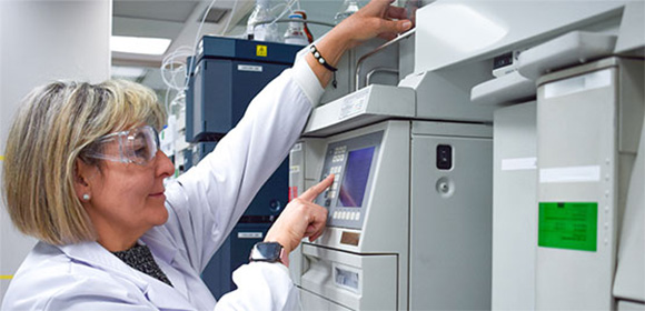 52 / 5.000 expert de laboratoire devant une machine testant un emballage