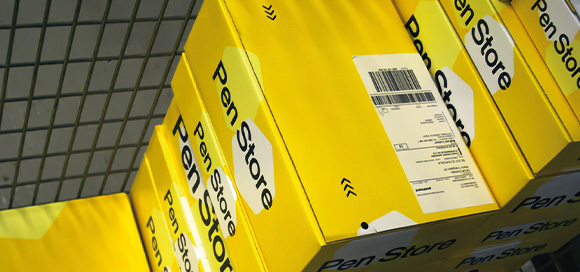 Boîtes d'emballage Pen Store dans un entrepôt