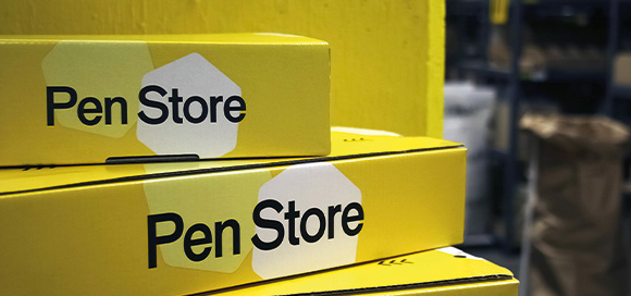 Boîtes d'emballage Pen Store dans un entrepôt