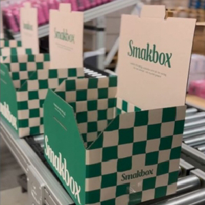 Boîtes cadeau Smakbox ouvertes dans la chaine d'approvisionnement