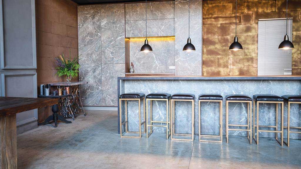 AVANT Réception d'un hôtel de luxe avec une décoration d'intérieur blanche très épurée