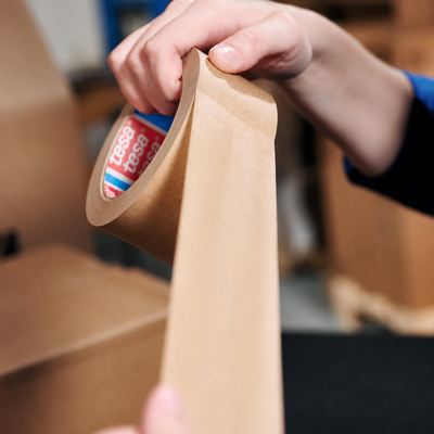 tesa® 4713 Paper Standard — Papieren plakband voor het sluiten van kartonnen dozen en lichte verpakkingen