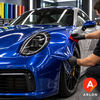 Monteur die blauwe getinte Arlon PPF-folie aanbrengt om lakbescherming en carwrapping te combineren