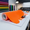 Marquage haute visibilité d'un véhicule utilitaire avec film adhésif fluorescent orange Oracal 6510 et outillage de pose