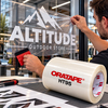 Pose d'un logo de vitrine Altitude Outdoor Store à la raclette avec le film de transfert transparent à forte adhésion ORATAPE HT95 d'ORAFOL