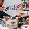 Pose de lettres adhésives sur vitrine et panneau avec le film de transfert transparent gaufré ORATAPE MT95 d'ORAFOL